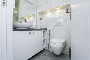 Haartrockner, Handtücher, Seife, Shampoo