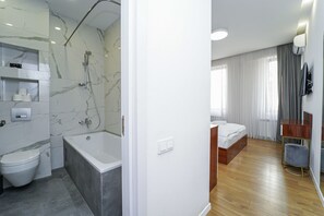 Secador de pelo, toallas, jabón, shampoo