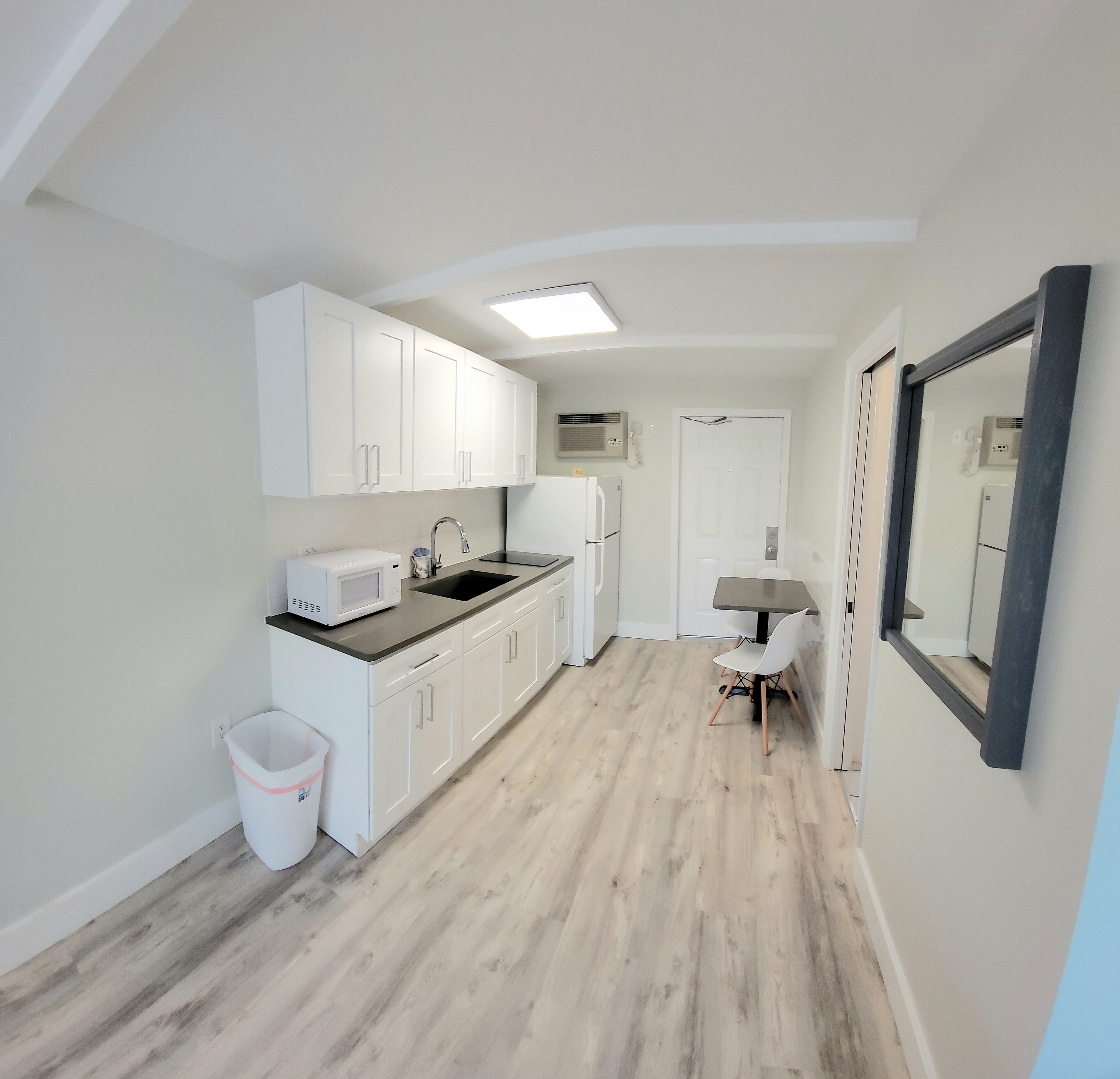 Kjøleskap, mikrobølgeovn, kokeplater og kaffetrakter/tekoker