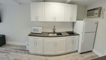 Een koelkast, een microgolfoven, een kookplaat