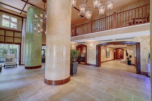 Cozy 1 bedroom unit located in a Condo/Hotel in the heart of Coconut Grove-Free Parking