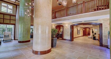 Cozy 1 bedroom unit located in a Condo/Hotel in the heart of Coconut Grove-Free Parking