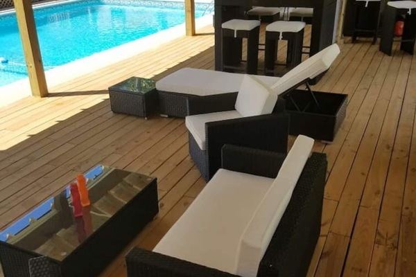 Een buitenzwembad en een verwarmd zwembad