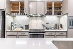 Réfrigérateur, four à micro-ondes, un four, surface de cuisson