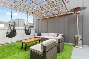Terrace/patio - Modern and Unique Game House with Rooftop Terrace (Dallas)