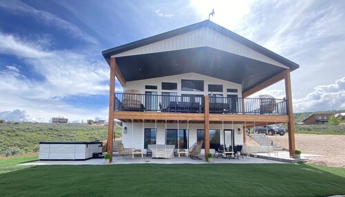 New Bear Lake home on golf course, includes private hot tub! IDEAL BEACH ACCESS