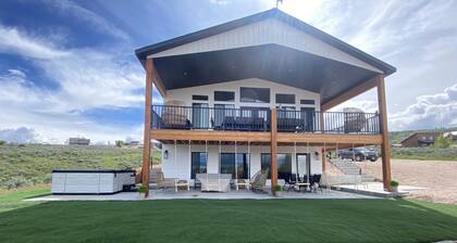 New Bear Lake home on golf course, includes private hot tub! IDEAL BEACH ACCESS