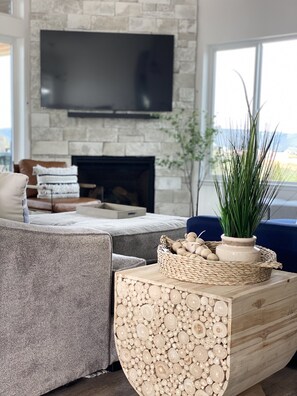 Smart TV, fireplace, video games, table tennis - New Bear Lake home on golf course, includes private hot tub! IDEAL BEACH ACCESS (Garden City)