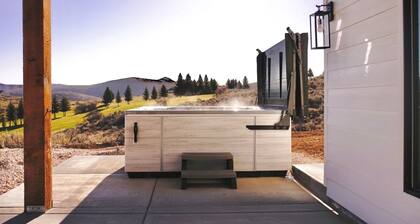 New Bear Lake home on golf course, includes private hot tub! IDEAL BEACH ACCESS