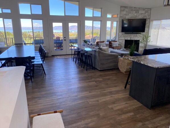 Dining - New Bear Lake home on golf course, includes private hot tub! IDEAL BEACH ACCESS (Garden City)