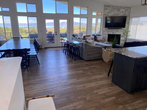 New Bear Lake home on golf course, includes private hot tub! IDEAL BEACH ACCESS