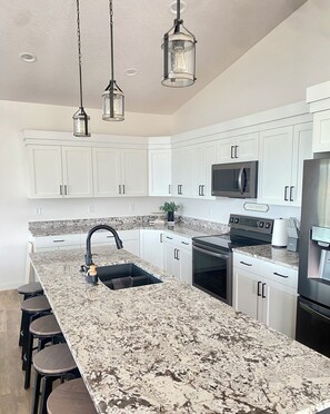 Fridge, microwave, oven, stovetop - New Bear Lake home on golf course, includes private hot tub! IDEAL BEACH ACCESS (Garden City)