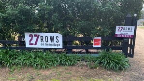 A sign indicating 27 rows on hermitage with a no vacancy notice. - 1 Bedroom Cottage, overlooking the Vineyard (Pokolbin)