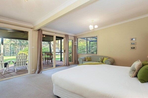 1 bedroom, iron/ironing board, bed sheets, wheelchair access - 1 Bedroom Cottage, overlooking the Vineyard (Pokolbin)