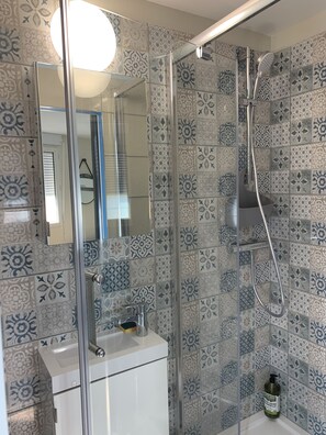 Een douche, handdoeken