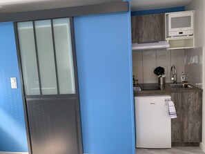 Een microgolfoven, een koffiezetapparaat/waterkoker