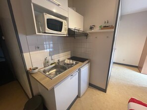 Kühlschrank, Mikrowelle, Wasserkocher mit Kaffee-/Teezubehör