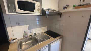 Réfrigérateur, micro-ondes, cafetiÚre/bouilloire