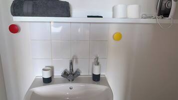 Douche, sĂšche-cheveux, serviettes fournies, papier toilette