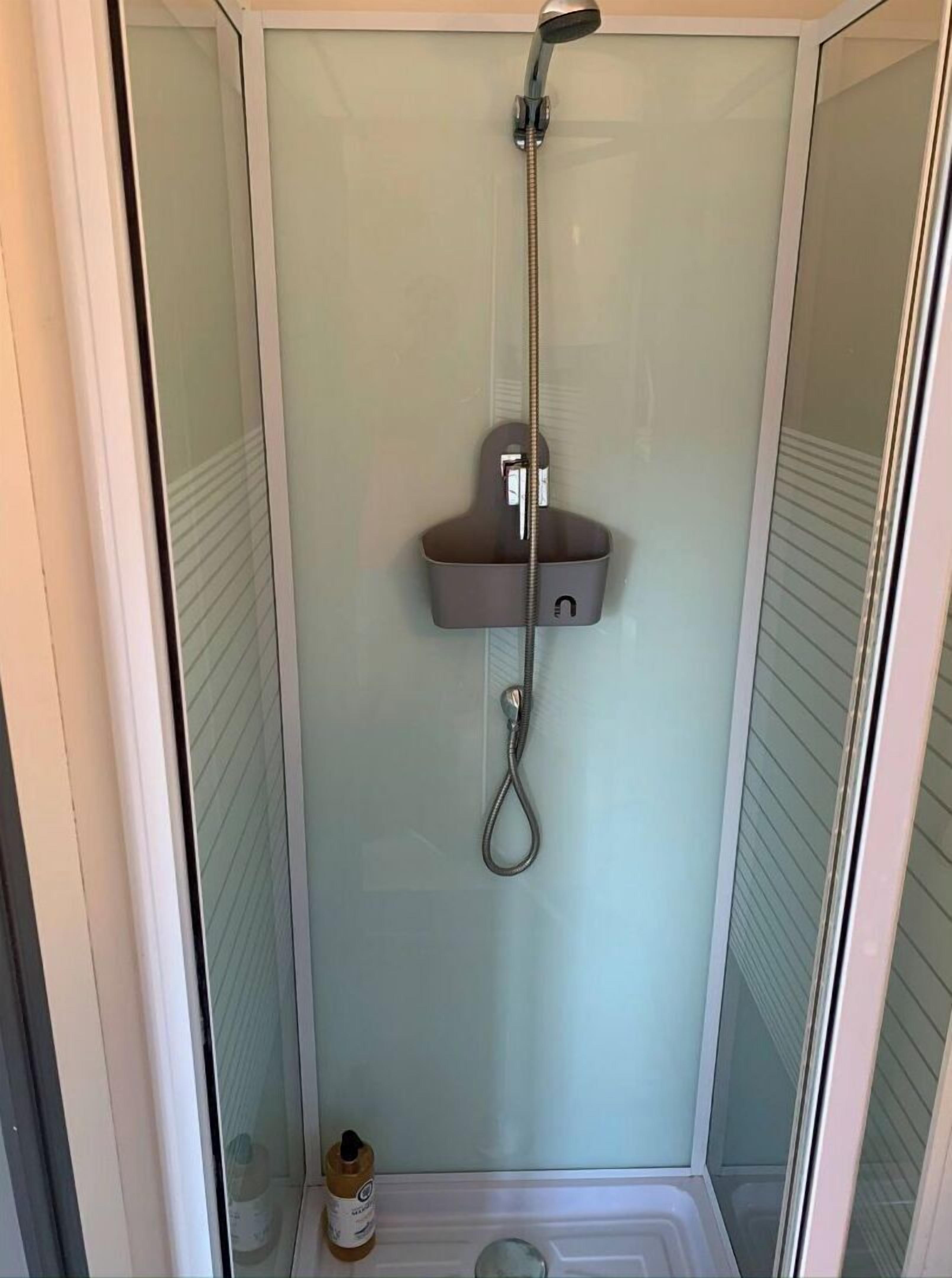 Douche, sèche-cheveux, serviettes fournies, papier toilette