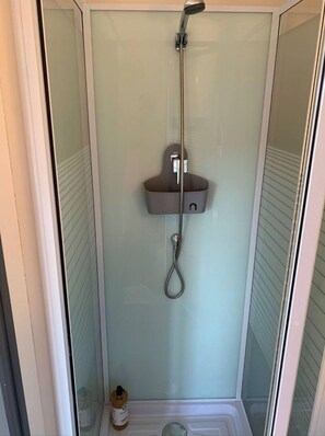 Dusche, Haartrockner, Handtücher, Toilettenpapier