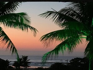 On the beach - House in Itanhaém facing the sea, 50 meters from the sandy beach. (Itanhaém)