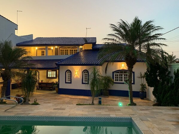 Outdoor pool - House in Itanhaém facing the sea, 50 meters from the sandy beach. (Itanhaém)