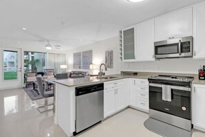 Køleskab, mikrobølgeovn, kaffe-/temaskine