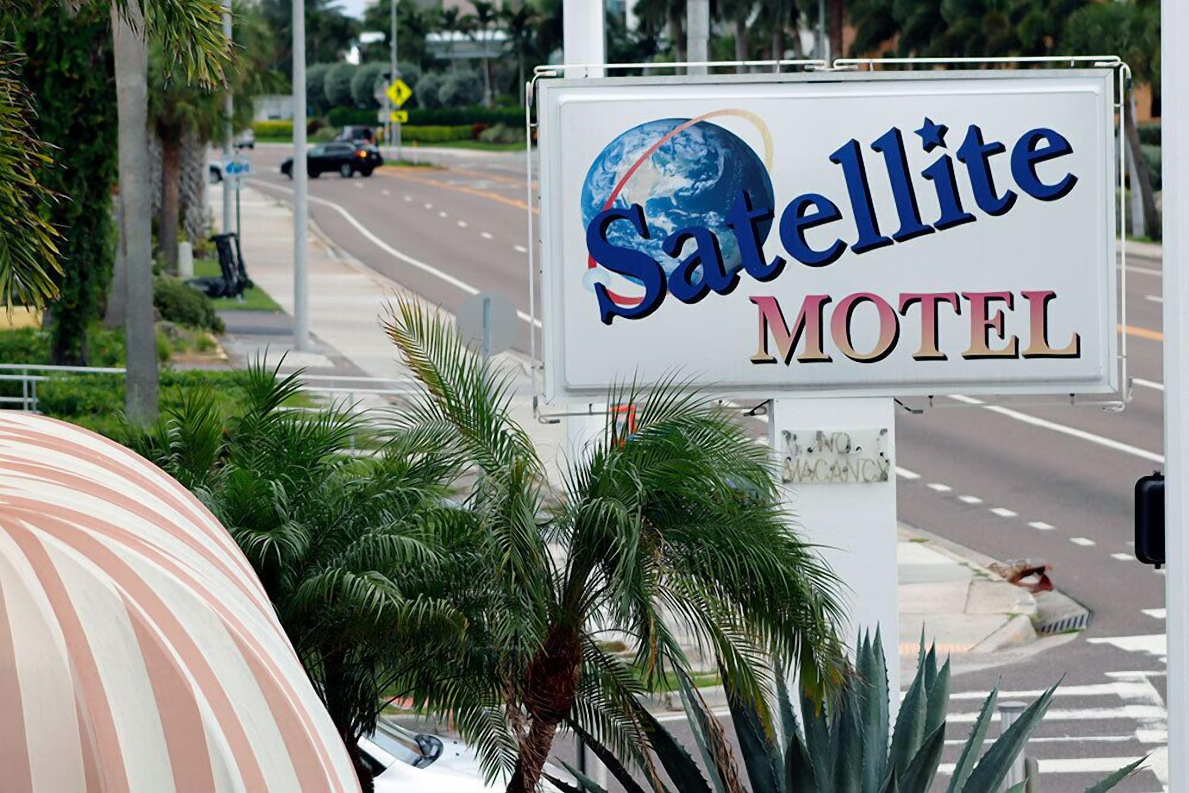 Une enseigne pour le Satellite Motel, avec un globe en guise de motif.