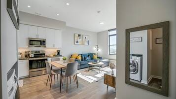 Een koelkast, een magnetron, een oven, een kookplaat