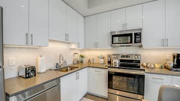 Refrigerador, microondas, horno y parrilla de estufa