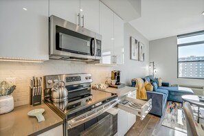 Kjøleskap, mikrobølgeovn, ovn og kokeplater