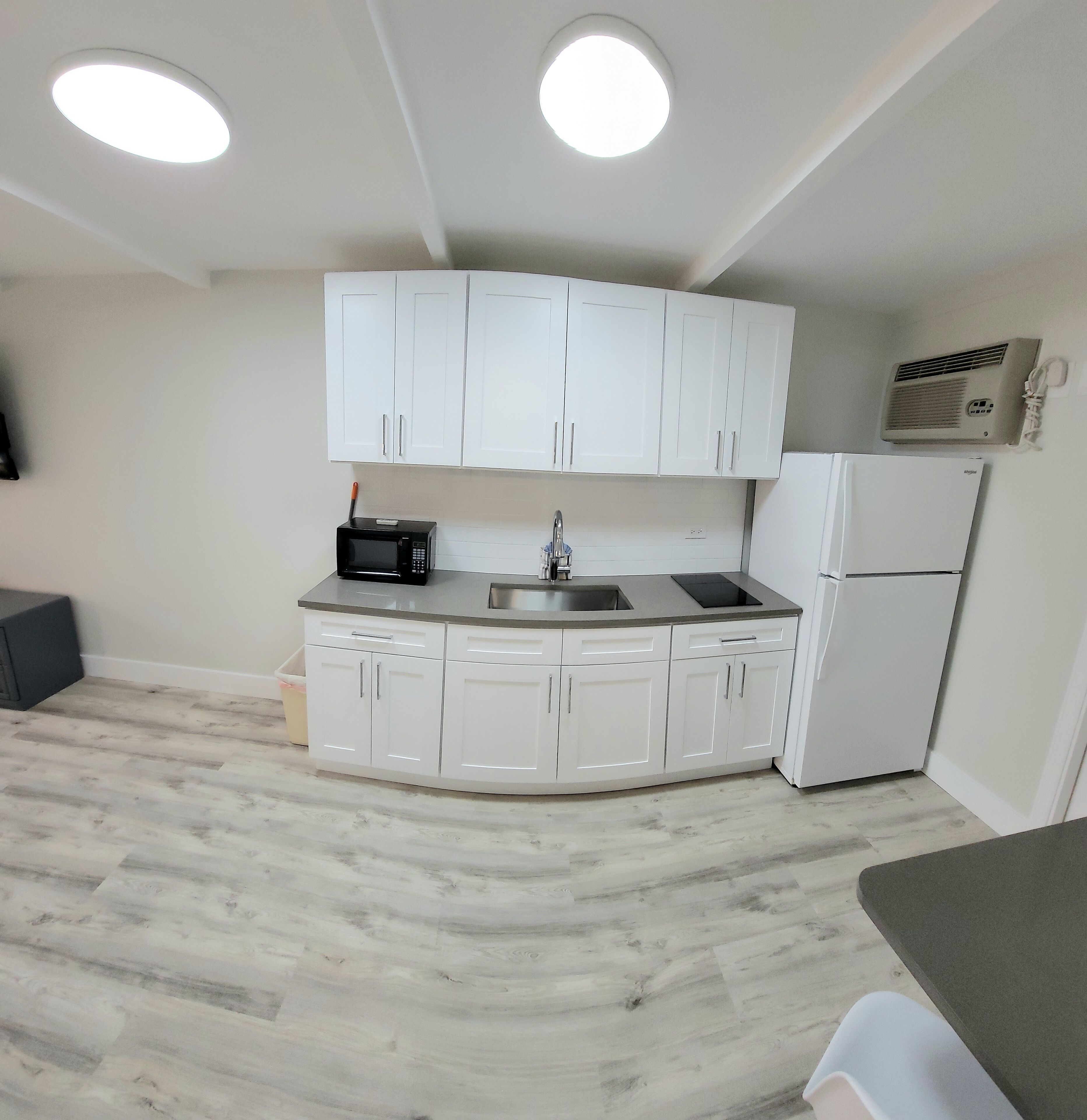 Réfrigérateur, micro-ondes, plaque de cuisson, cafetière/bouilloire