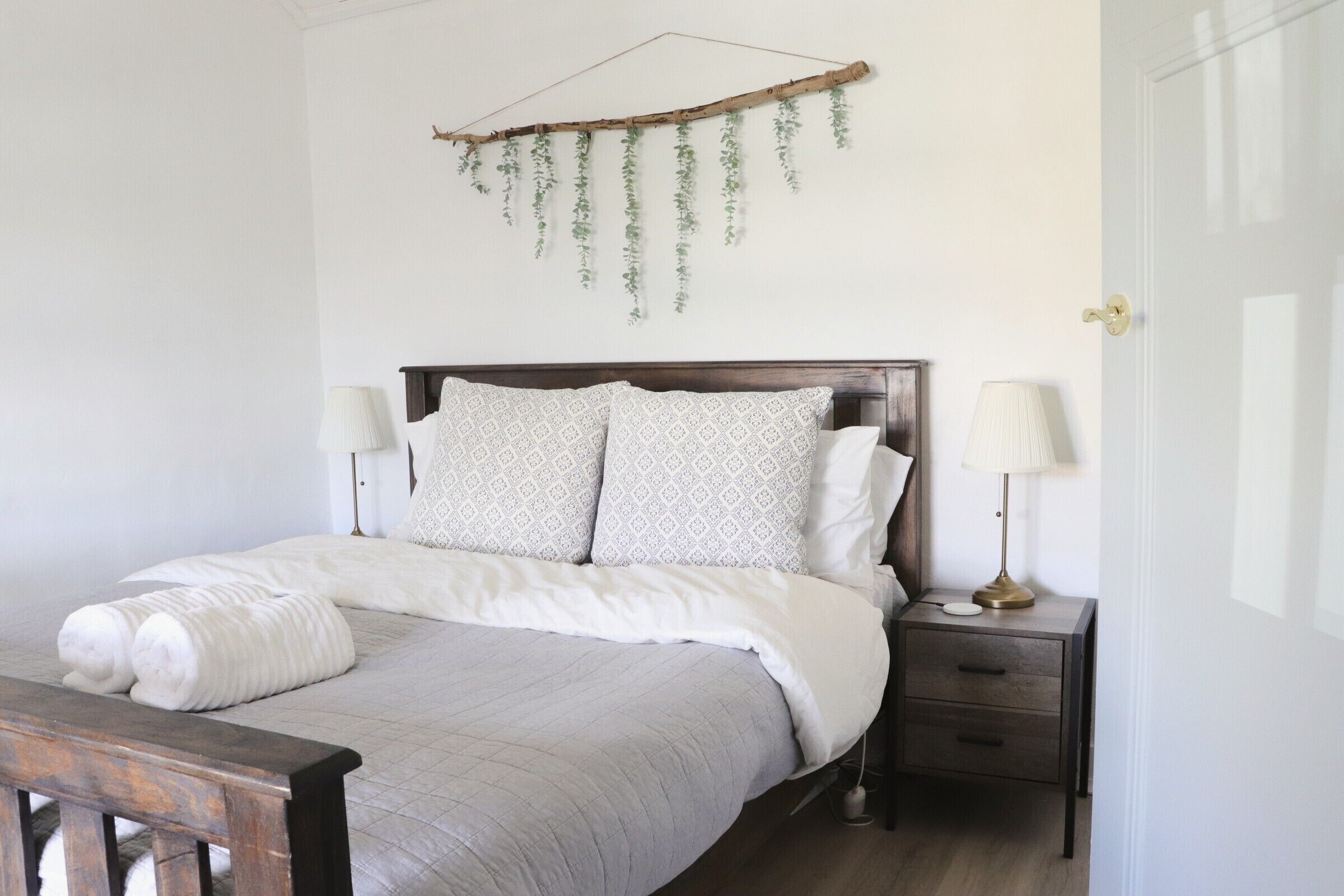 3 bedrooms, desk, iron/ironing board, travel cot