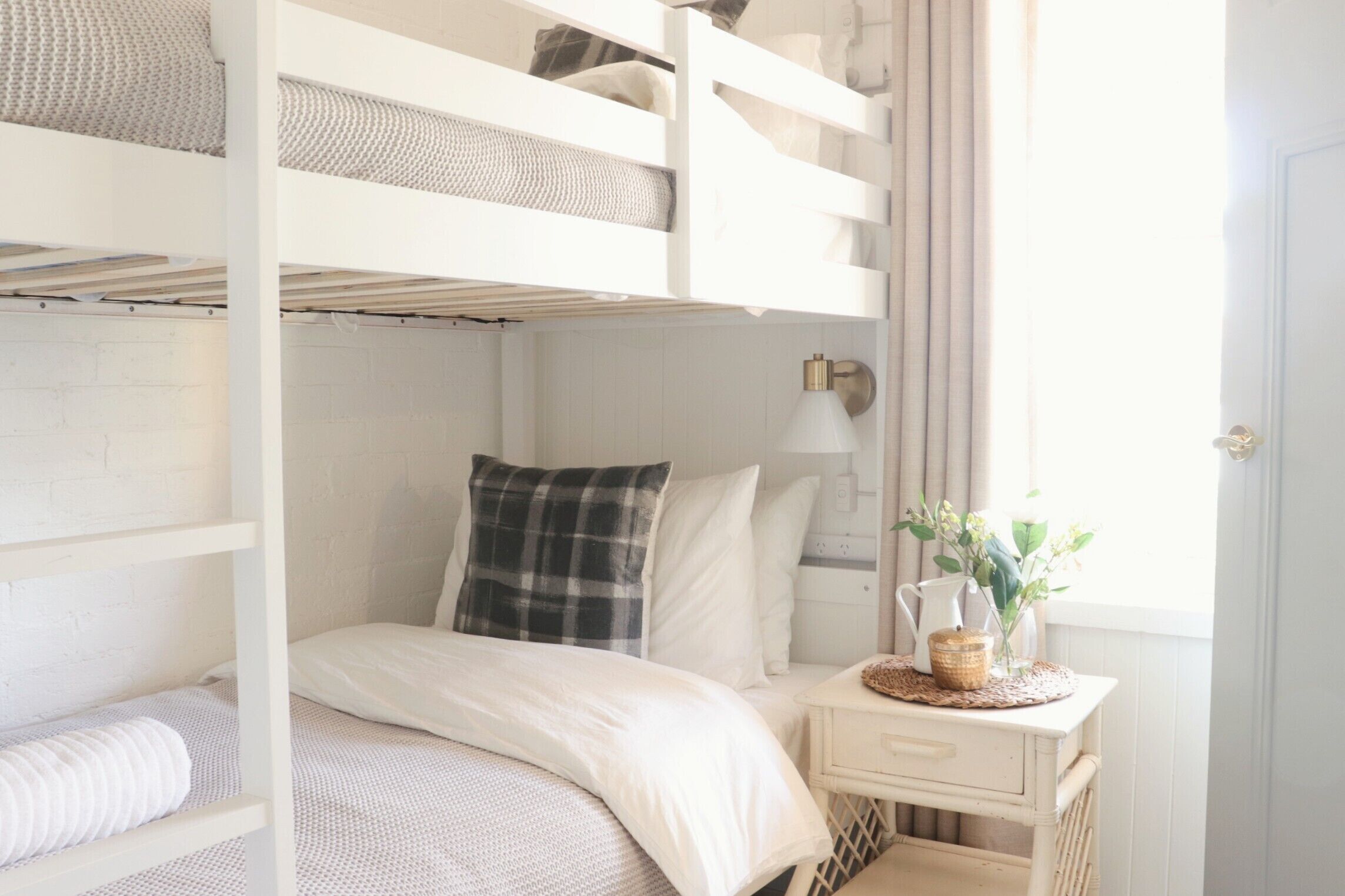 3 chambres, bureau, fer et planche à repasser, lit parapluie