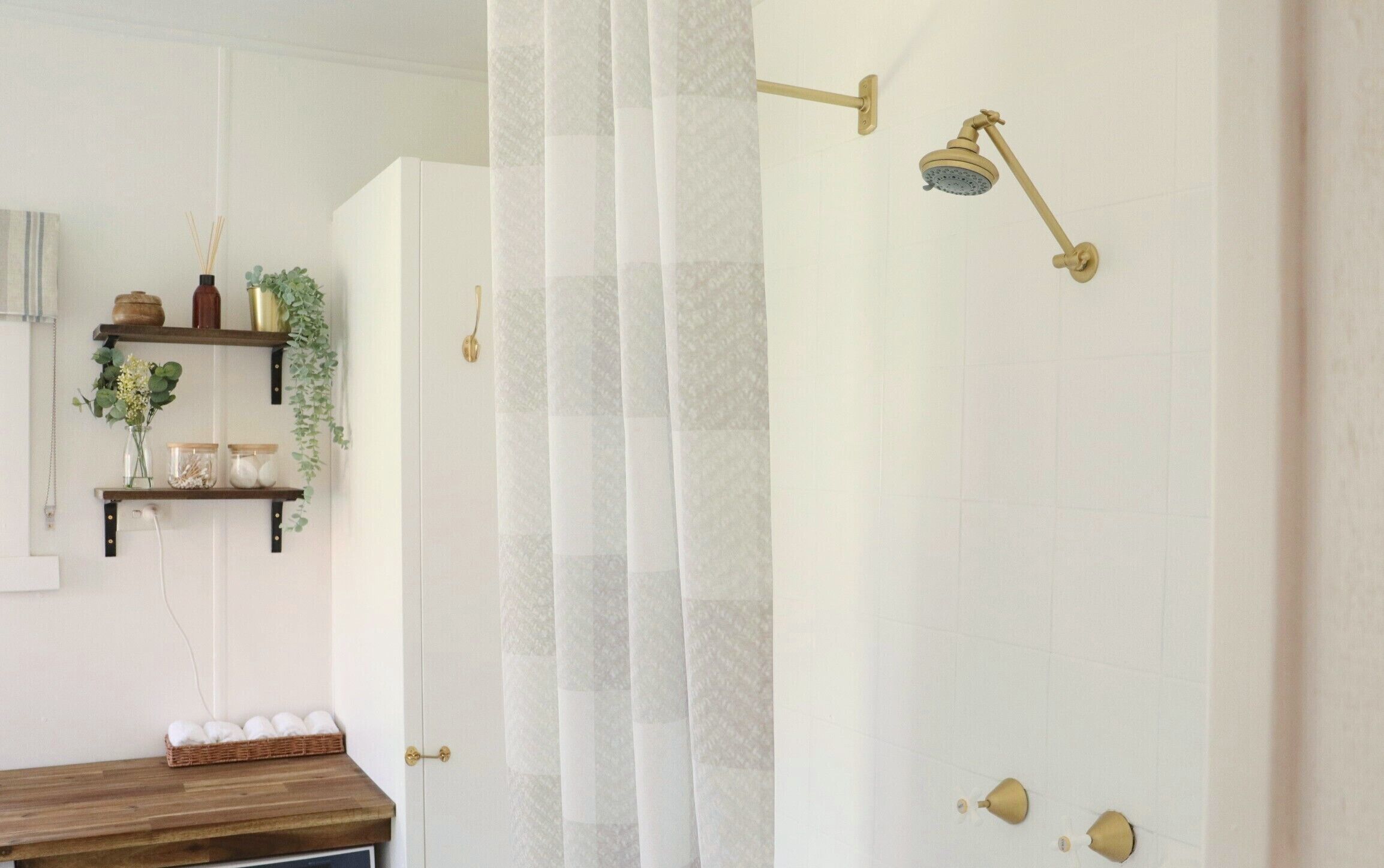 Duschwanne, Haartrockner, Handtücher, Seife