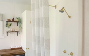 Ensemble douche/baignoire, sèche-cheveux, serviettes fournies, savon