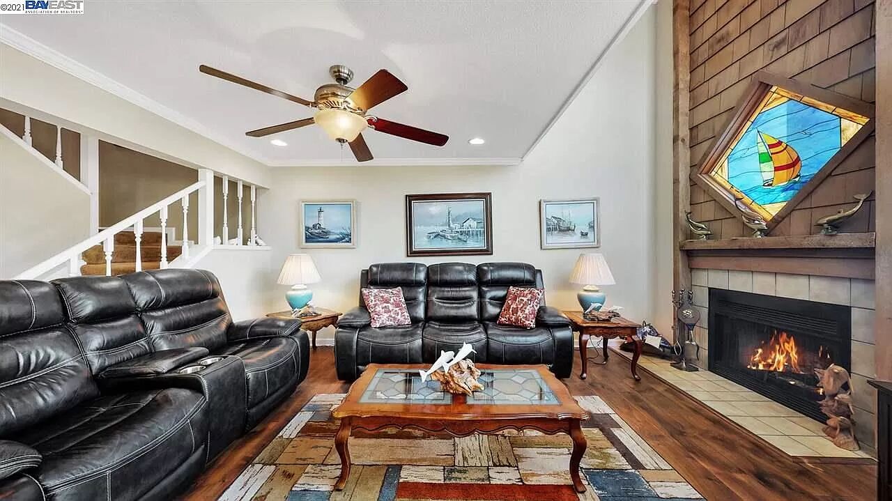 Waterfront modern home Sleeps 6 near Marina w/ Hot Tub & Large Deck