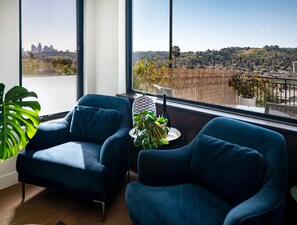 Smart TV, books, stereo, offices