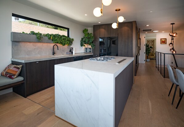 Fridge, microwave, stovetop, dishwasher