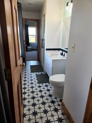 Dusj, hårføner, håndklær og såpe