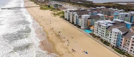 Plage, chaises longues, serviettes de plage