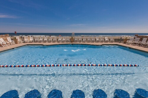 **Newly Renovated and Updated***Resort Style Condo on the Beach!