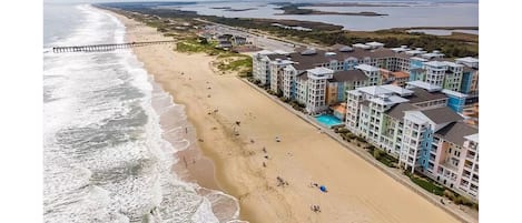 Plage, chaises longues, serviettes de plage