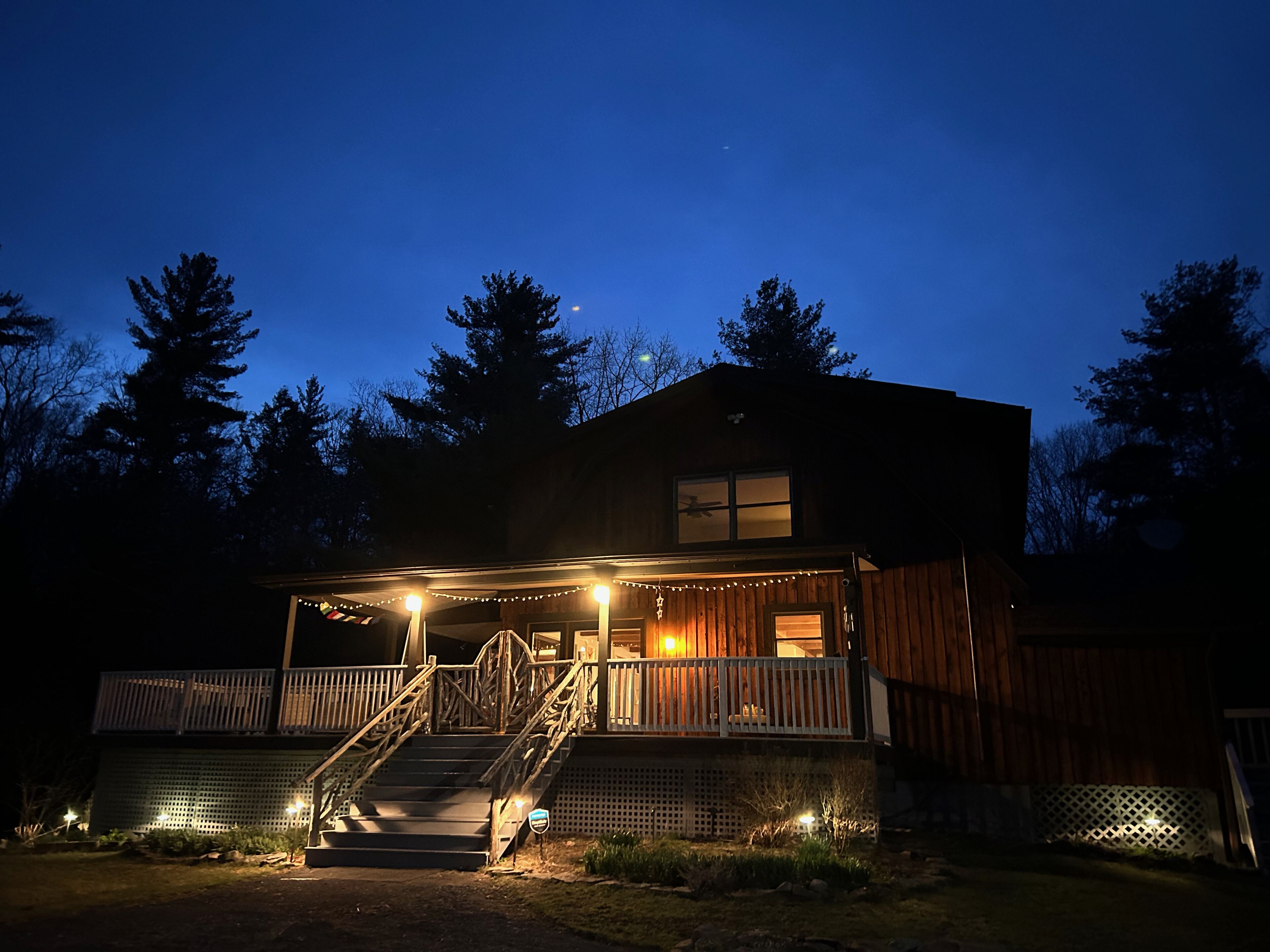 NEW! 5 MINUTES TO TOWN/ LEVON'S~EXCEPTIONAL~ ROMANTIC~14 ACRES~DOGS WELCOME