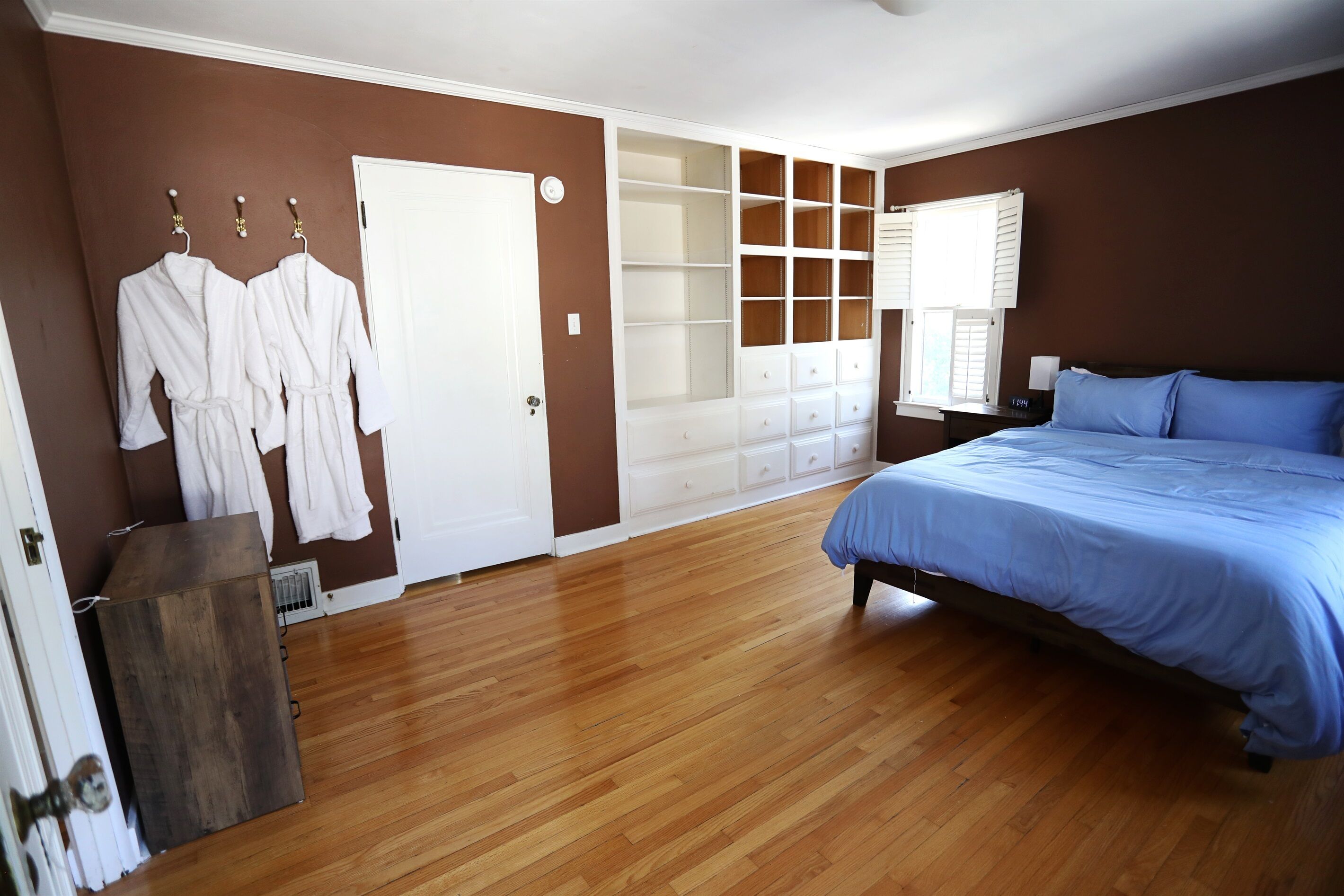 4 bedrooms, desk, blackout drapes, iron/ironing board