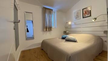 2 slaapkamers, een strijkplank/strijkijzer, gratis wifi, beddengoed