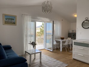 TV, table football, ping pong, stereo - Imanje uz plažu sa tenis igralištem i bazenom: Unit A2 (Karlobag)