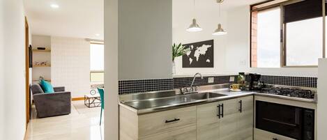 Réfrigérateur, micro-ondes, four, cafetière/bouilloire