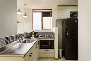 Kühlschrank, Mikrowelle, Ofen, Wasserkocher mit Kaffee-/Teezubehör